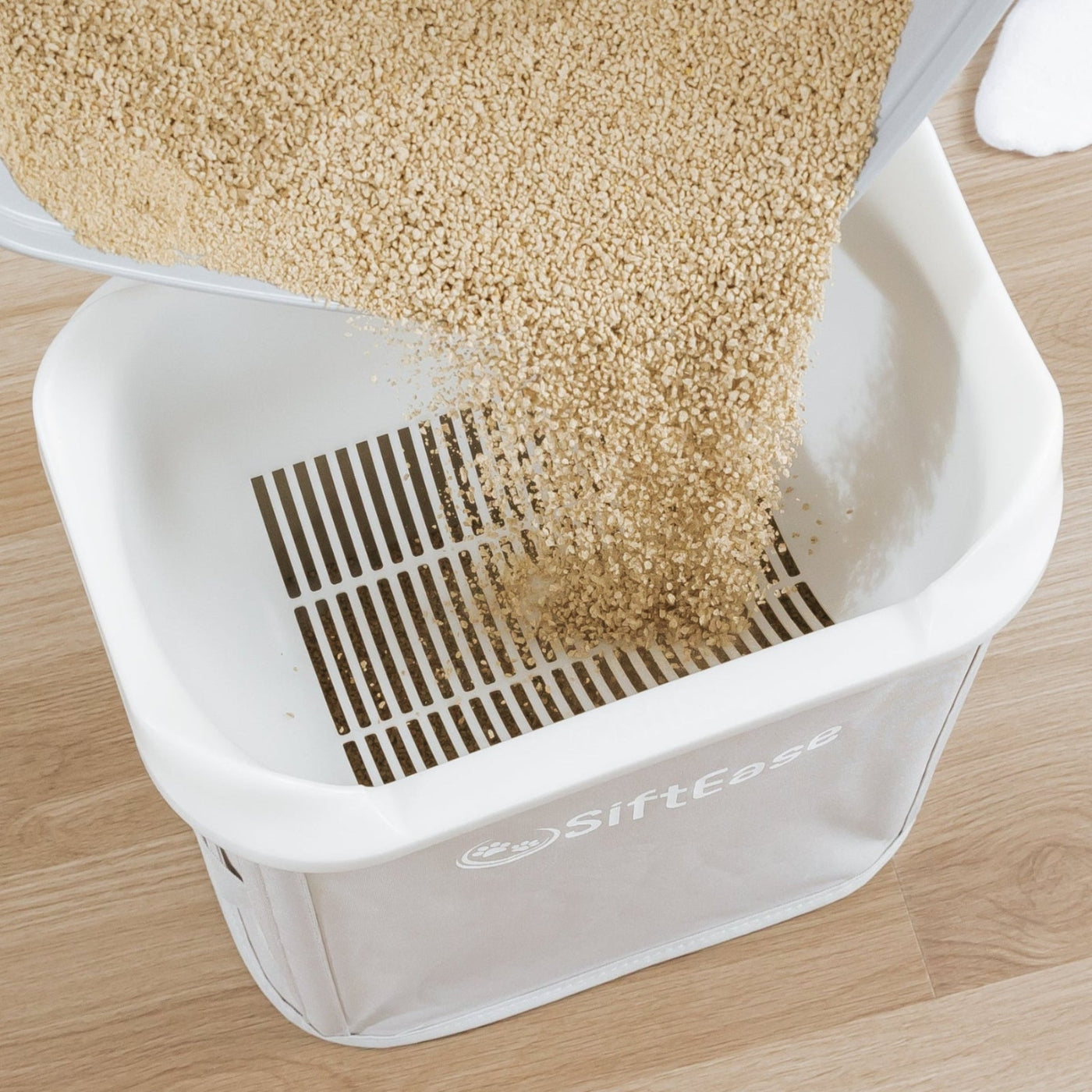 This kitty litter sifter is designed with a hight sided sifting tray to sift an entire litter box in one pour.