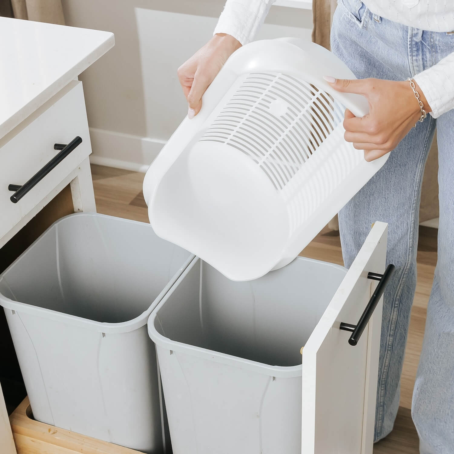 SiftEase sifting litter tray and strainer is 8" deep making it easy to trap and discard the dirty clumps.