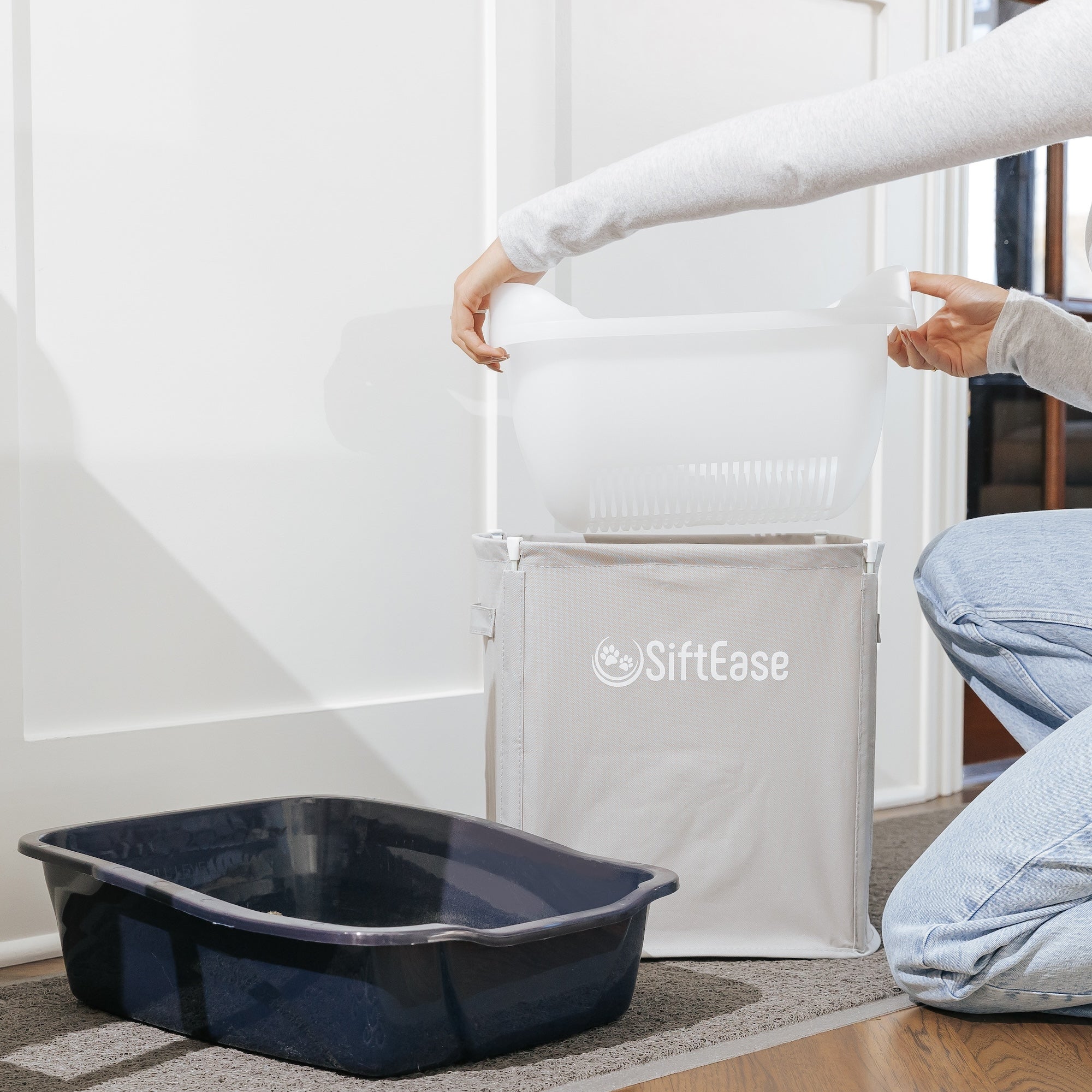 SiftEase cat litter box sifter is lifted from the litter bin to show the extra large sifter tray, much bigger than a sifting litter scoop